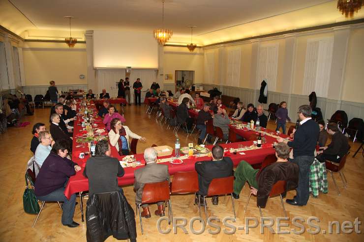 2015.01.07_20.08.52.JPG - Im großen Pfarrsaal der Salesianerpfarre Amstetten Herz Jesu hatten Studioleiterin Sr. Michaela Gehart und ihre Mitarbeiterinnen eine festliche Tafel bereitet.