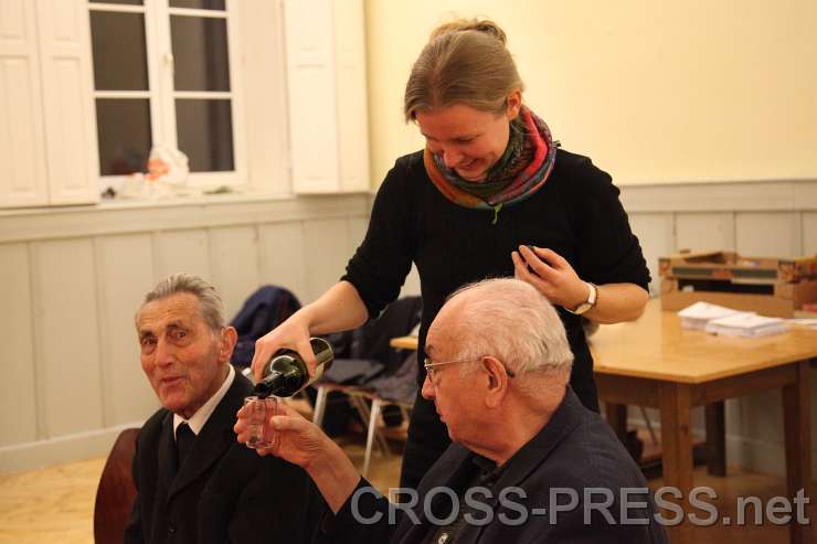 2015.01.07_20.23.23.JPG - Natürlich durften bei einem Fest in ihrem Pfarrheim auch die Priester nicht fehlen - hier mit Barbara Ruml vom Wiener RM-Studio.