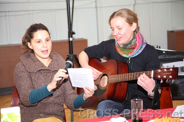 2015.01.07_20.41.53.JPG - Birgit und Barbara führten den Mitarbeiterchor an beim Weihnachtsliedersingen.