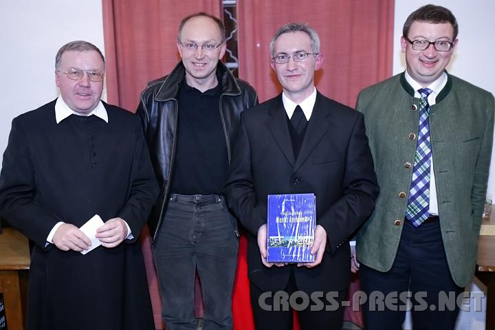 07.03.30_010.JPG - P. Severin Ritt, Pfarrer von Aschbach;  Franz Kirchweger, Brgermeister von Aschbach, der dem Gast ein Buch der Geschichte Aschbachs berreichte; Weihbischof Dr. Anton Leichtfried; Mag. Josef Schlglhofer, Vortragsorganisator, vom Kath. Bildungswerk Aschbach