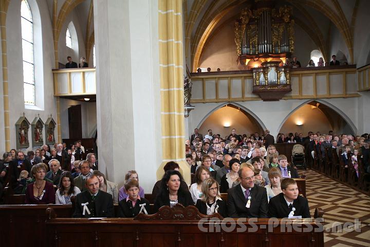 2011.05.14_08.58.54.jpg - Die alte Pfarrkirche war voll, in den ersten Reihen die Firmlinge mit Paten.