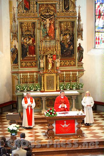 2011.05.14_09.10.07.jpg - Die Heilige Messe konzelebrierten Pfarrer Severin Ritt und Abt Berthold Heigl.