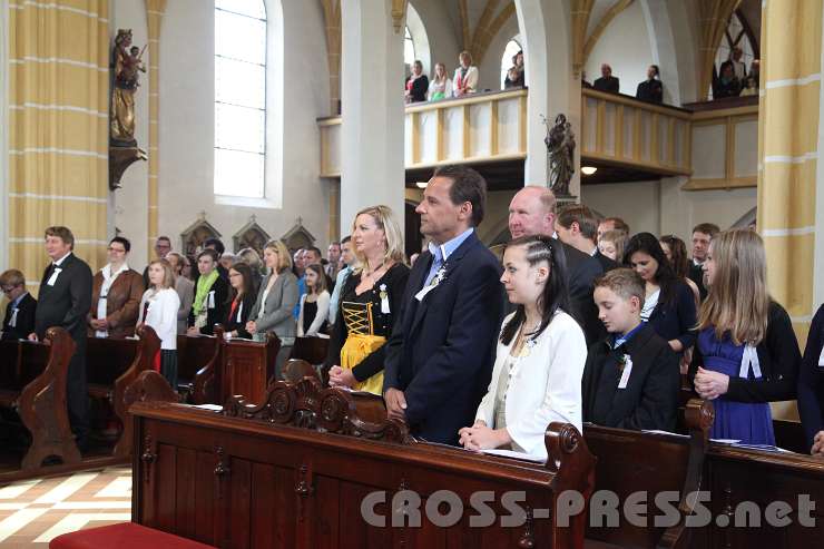 2014.05.10_09.42.44.jpg - Die Firmlinge mit ihren Paten: insgesamt erhielten 26 Burschen und Mädchen das Sakrament der Firmung.