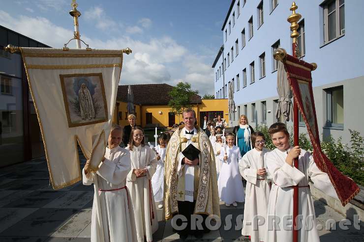 2015.05.14_09.17.33.JPG - Vor der Volksschule