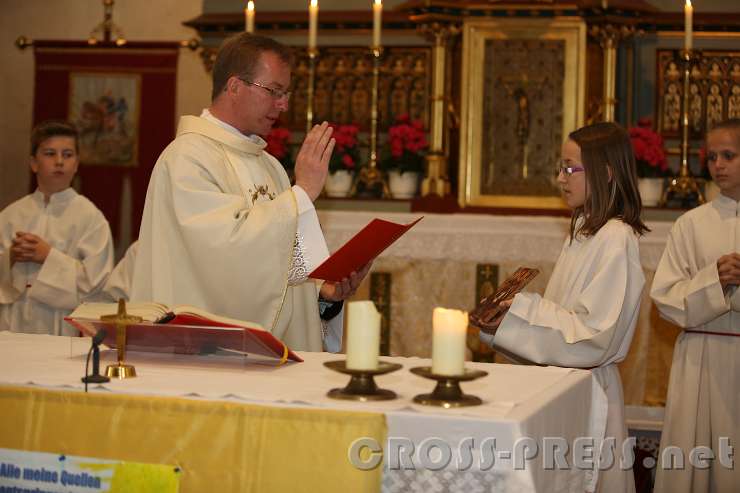 2015.05.14_10.27.43.JPG - Pfarrer P:Georg segnet die Bilder der Erstkommunikanten