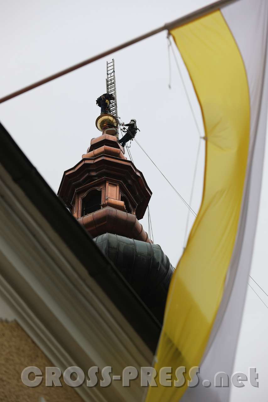 2017.05.07_09.07.57_01.jpg - Die Kreuzsteckung wird vorbereitet. Alle hoffen auf gutes Wetter.