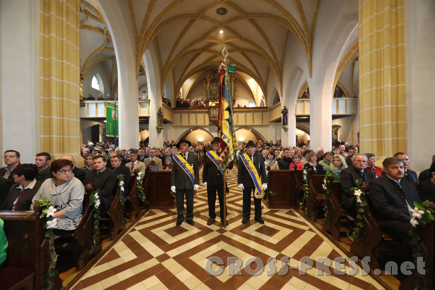 2017.05.07_10.15.42.jpg - Links: LAbg. Michaela Hinterholzer, rechts: Josef Halbmayr, Mitte: Kameradschaftsbund-Vertreter.