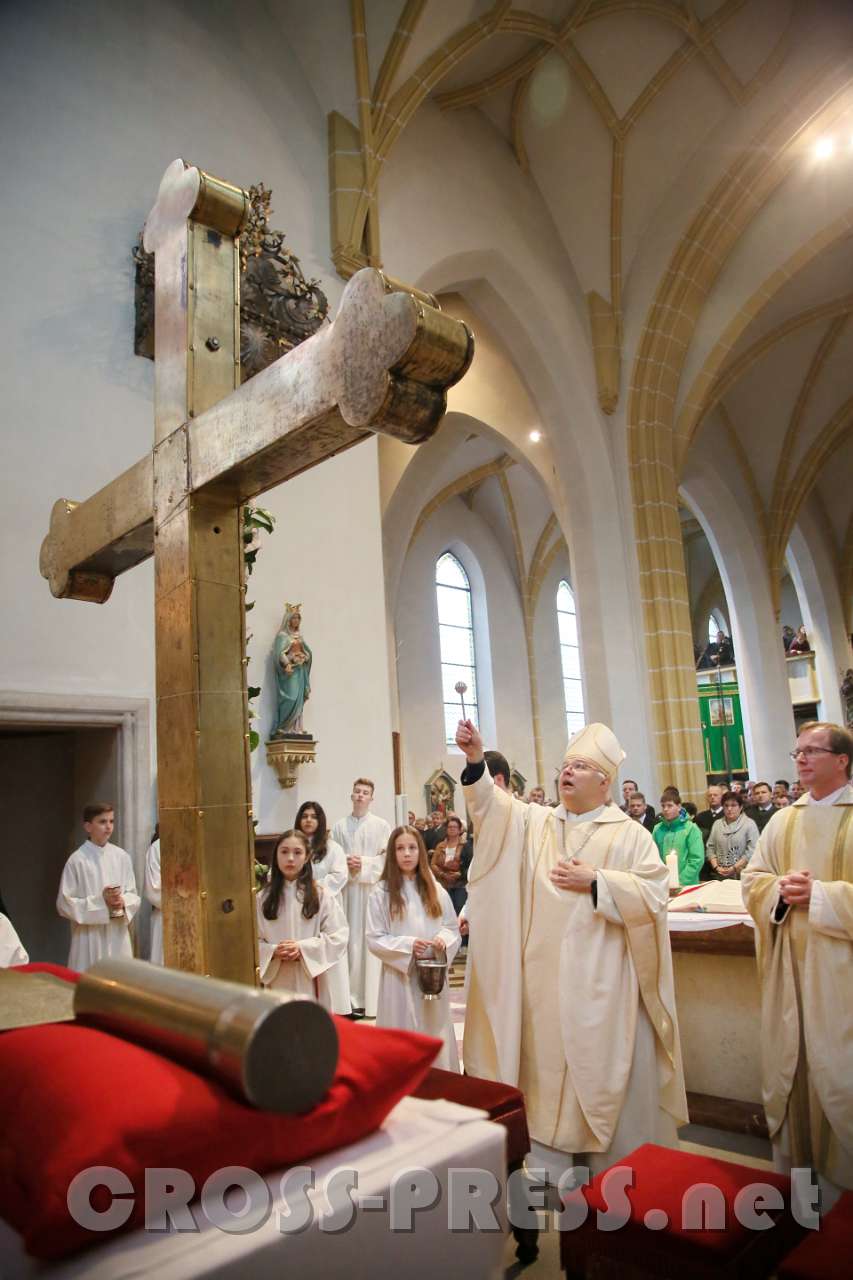 2017.05.07_10.24.03.jpg - Das Turmkreuz wird mit Weihwasser besprengt.