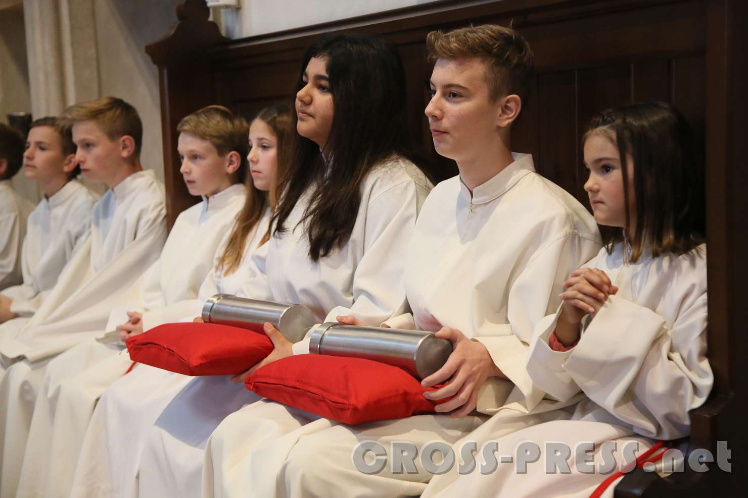 2017.05.07_10.31.41.jpg - Ministranten halten zwei der vier Zeitkapseln.