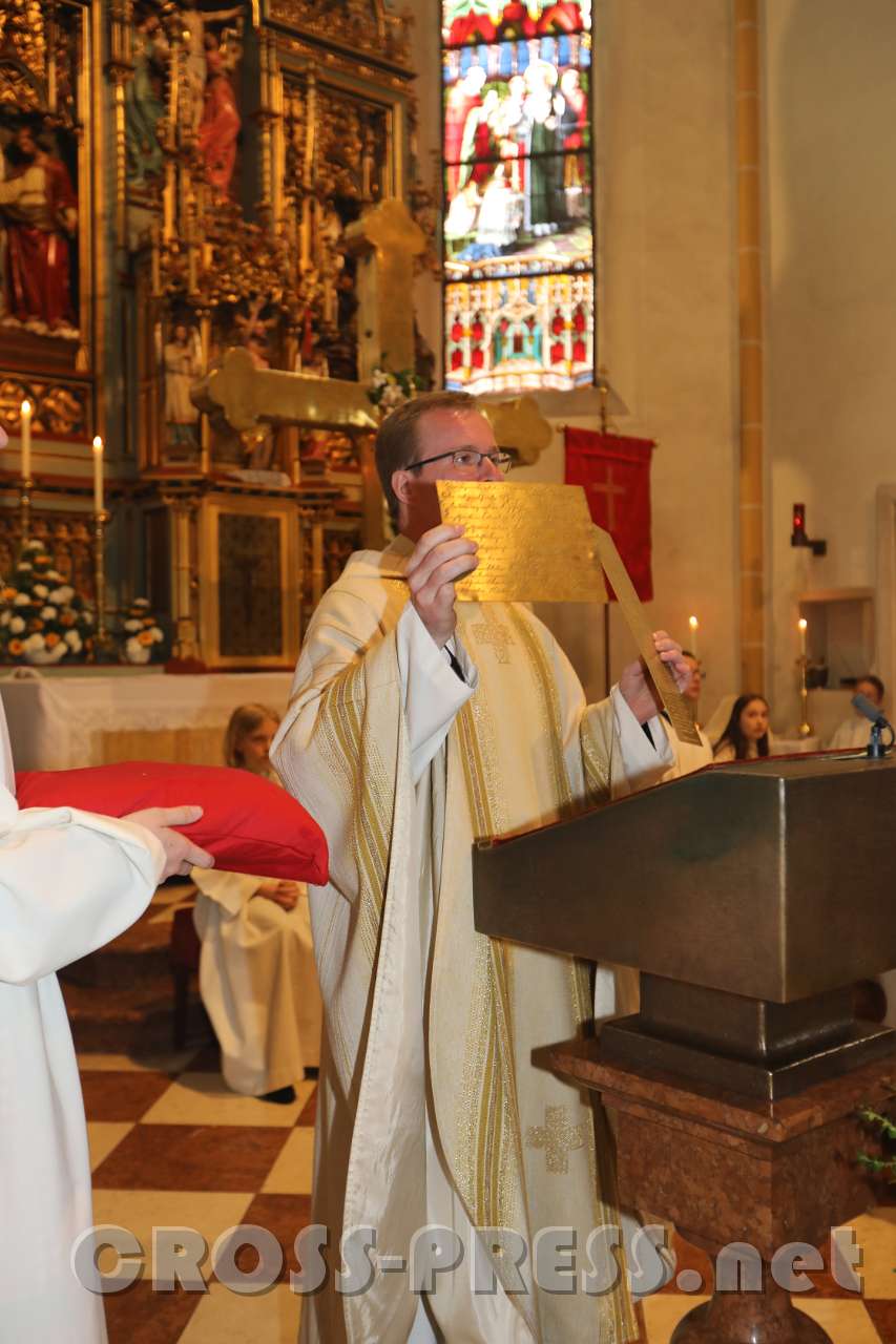 2017.05.07_10.31.56.jpg - P.Georg zeigt die alte Tafel mit der Inschrift aller damals ortsrelevanten amtierenden Personen aus Kirche und Politik .