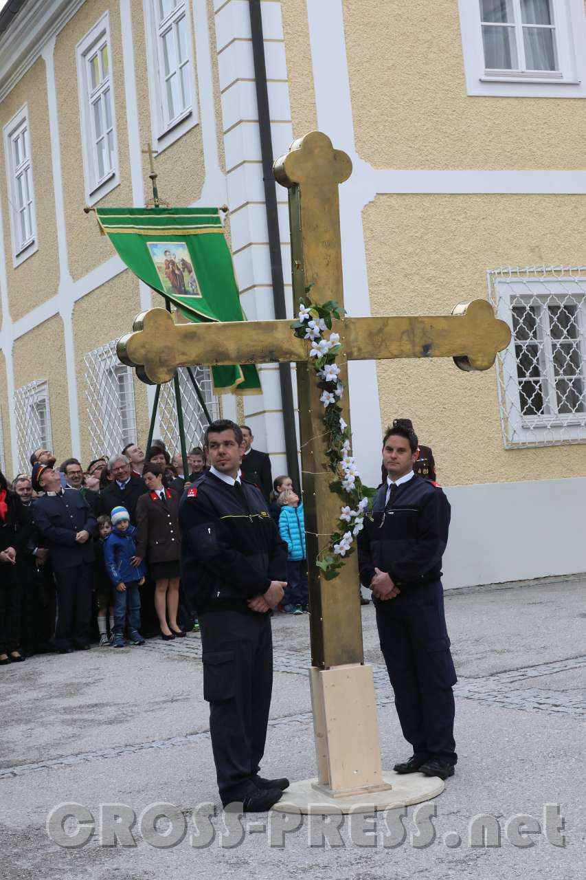 2017.05.07_11.04.18.jpg - So schön glänzt das gereinigte Turmkreuz wieder!