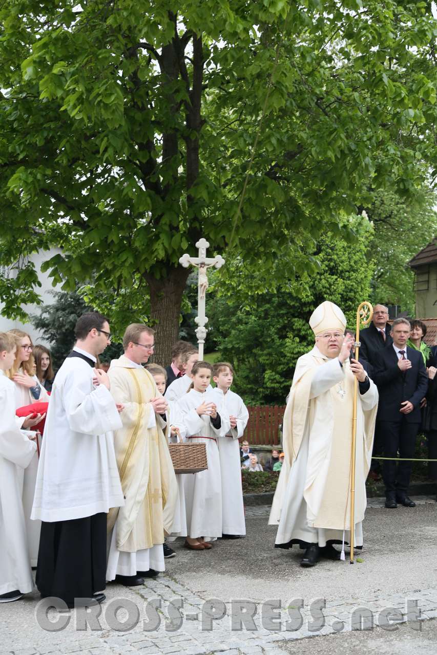 2017.05.07_11.27.45_01.jpg - Nun erst endet die Messfeier mit dem Schluss-Segen des Abtes.