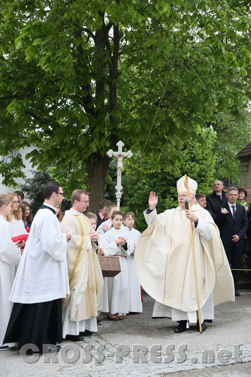 2017.05.07_11.27.46.jpg - Nun erst endet die Messfeier mit dem Schluss-Segen des Abtes.