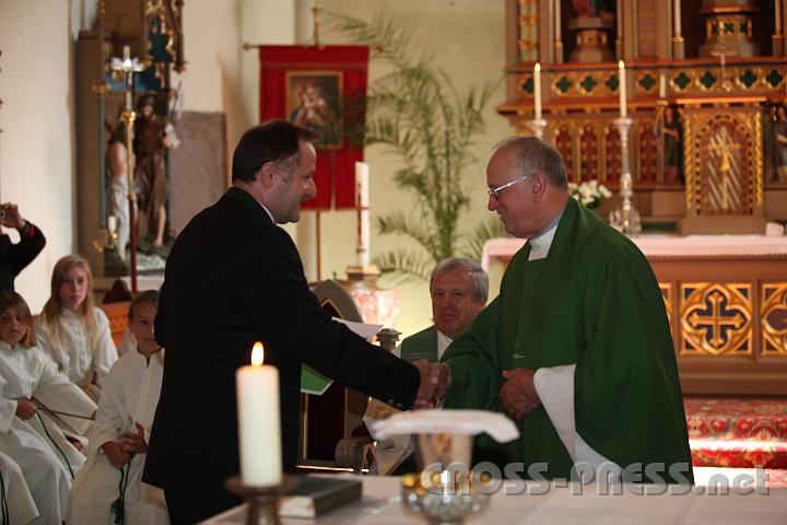 2011.08.28_11.14.40.jpg - Im Namen der Gemeinde gratuliert dem Jubilar Bgm. Mag. Karl J. Stegh.