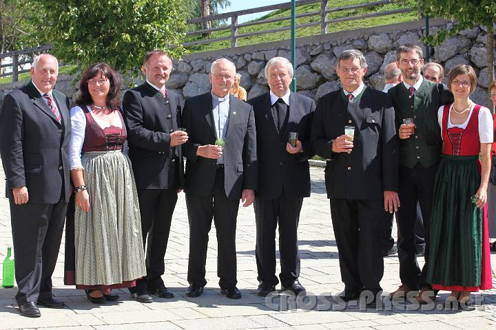 2011.08.28_12.07.25.jpg - Jubilar mit Festgästen. V.l.n.r.: Lambert Seirlehner (Seniorenbund Obmann u. PGR), Anna Stegh (PGR), Mag. Karl Josef Stegh (Bgm u. PKR Obmann Stv.), Pfarrer Augustin Sonnleitner, Dechant Johann Zarl, Alois Schönangerer (PGR Obmann Stv.), Manfred Zeitlhofer (VBgm.) mit Gattin Edith.