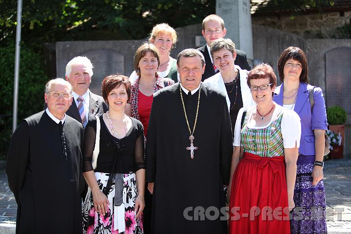 2009.06.14_11.29.30.jpg - Engagierte Firmhelfer|innen mit Abt Berthold und Pfarrer P.Aegid: ÖkR Alois Röcklinger, Annemaria Aigner, Waltraud Reitner, Elisabeth Ramsauer, Renate Hinterleitner, Maria Schörghuber, Elisabeth Hochbichler, Silvia Kalkhofer, Leo Hochrieser und Martin Krenslehner.