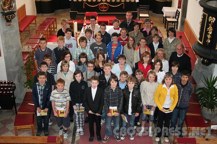 2009.04.26_09.01.36.jpg - Den Abschluss der intensiven Vorbereitung zur Firmung bildete die Sendungsfeier mit Pfarrer P.Aegid Ritt, der den Kandidaten die Firmkarte und ein Geschenkbchlein mit dem Sonnengesang des Hl. Franziskus berreichte.