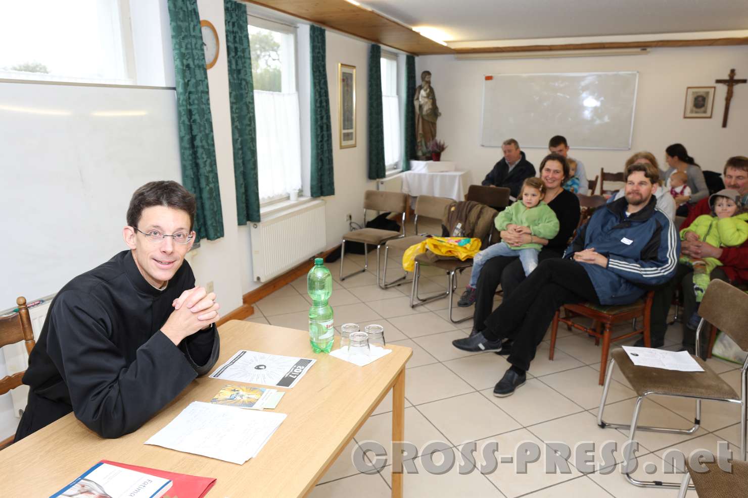 2017.10.08_09.50.05.jpg - Pater Florian hielt einen Vortrag über das tägliche Rosenkranzbeten.