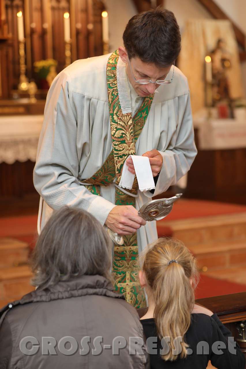 2017.10.08_12.22.47.jpg - Einzelsegen mit Reliquie der hl. Sr. Faustyna Kowalska.