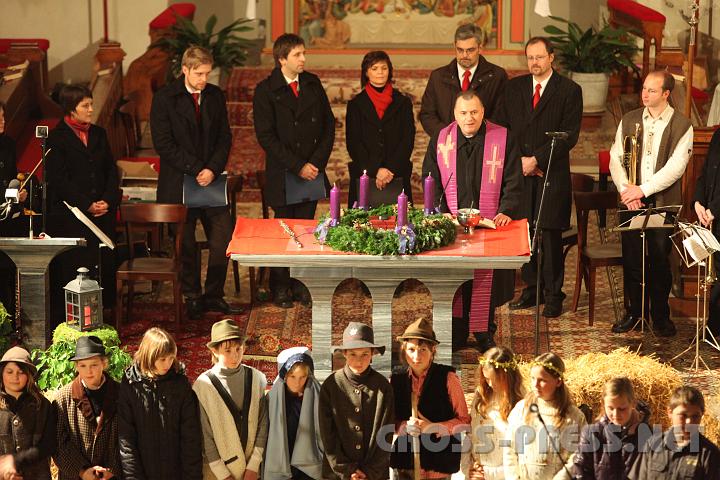 2009.11.28_20.28.53.jpg - Pfarrer Mag. Jacek Biela segnet die Adventkrnze und bedankt sich bei den mitwirkenden Gruppen am Ertler Adventkonzert in der Pfarrkirche: Die "querPfeifer", die Singgruppe "con moto", das Blserensemble des MV Ertl und die Schler der Hauptschule, die ein Krippenspiel einstudiert hatten.
