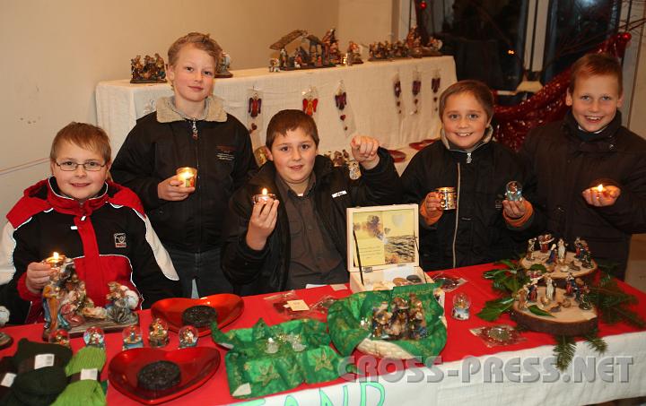 2009.11.28_21.22.55_01.jpg - Die Ertler Ministranten hatten einen eigenen Verkaufsstand, v.l.n.r.: Dominik Rettensteiner, Ren Leitner, Tobias Rettensteiner, Andreas Stimpfle und Fabian Krenn.