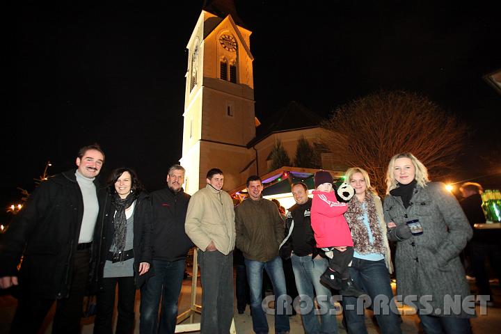 2009.11.28_21.43.51_01.jpg - Trotz relativ warmen Wetters genossen den Glhmost beim heurigen Adventmarkt (v.l.n.r.):  Karl und Hermine Schnegger, Andreas Schlgelhofer, Konrad Stockinger, Martin Wenger, Harald Sonnleitner, Regina Sonnleitner mit Vanessa und Rosa Wenger.