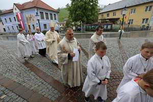 FriedensFest zu Ehren von Dr. Stefan Matzenberger Einzug mit Bischof Alois Schwarz.