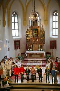 FriedensFest zu Ehren von Dr. Stefan Matzenberger Mit bunten Schnüren erweitern Kinder nach jedem Zitat von ihm das Friedensband.