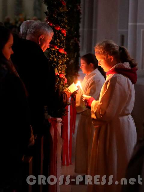 2017.04.15_19.38.58.jpg - Ministranten geben das Osterlicht weiter.