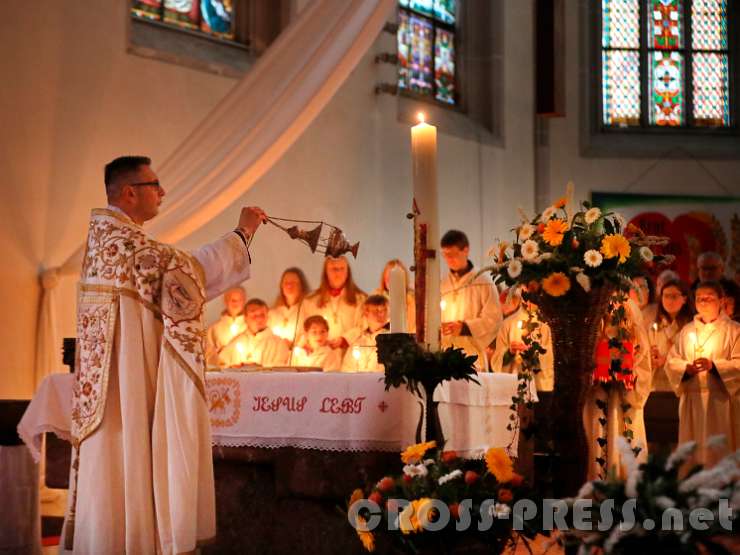 2017.04.15_19.40.50_02.jpg - Pfarrer Vidovic inzensiert die Osterkerze.