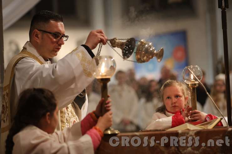 2017.04.15_20.36.58.jpg - Pfarrer Vidovic inzensiert das Evangeliar.