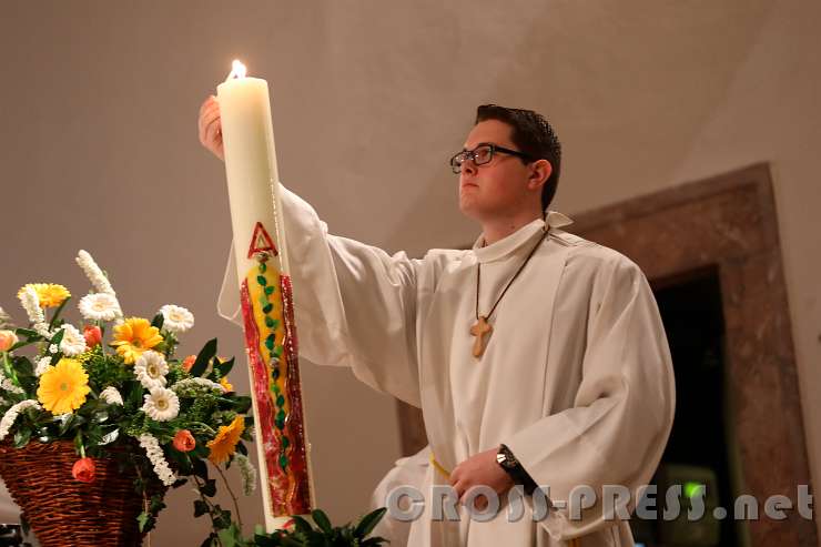 2017.04.15_20.52.40.jpg - An der Osterkerze wird ein Licht enzündet ...