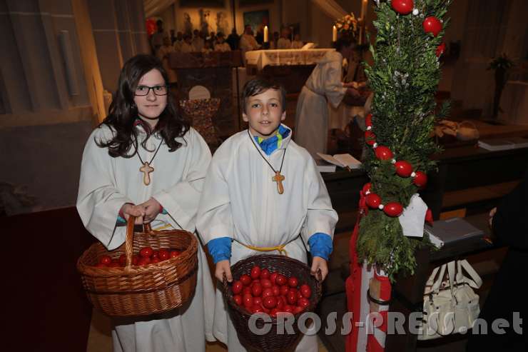 2017.04.15_21.42.32.jpg - Ministranten teilen die Ostereier aus.