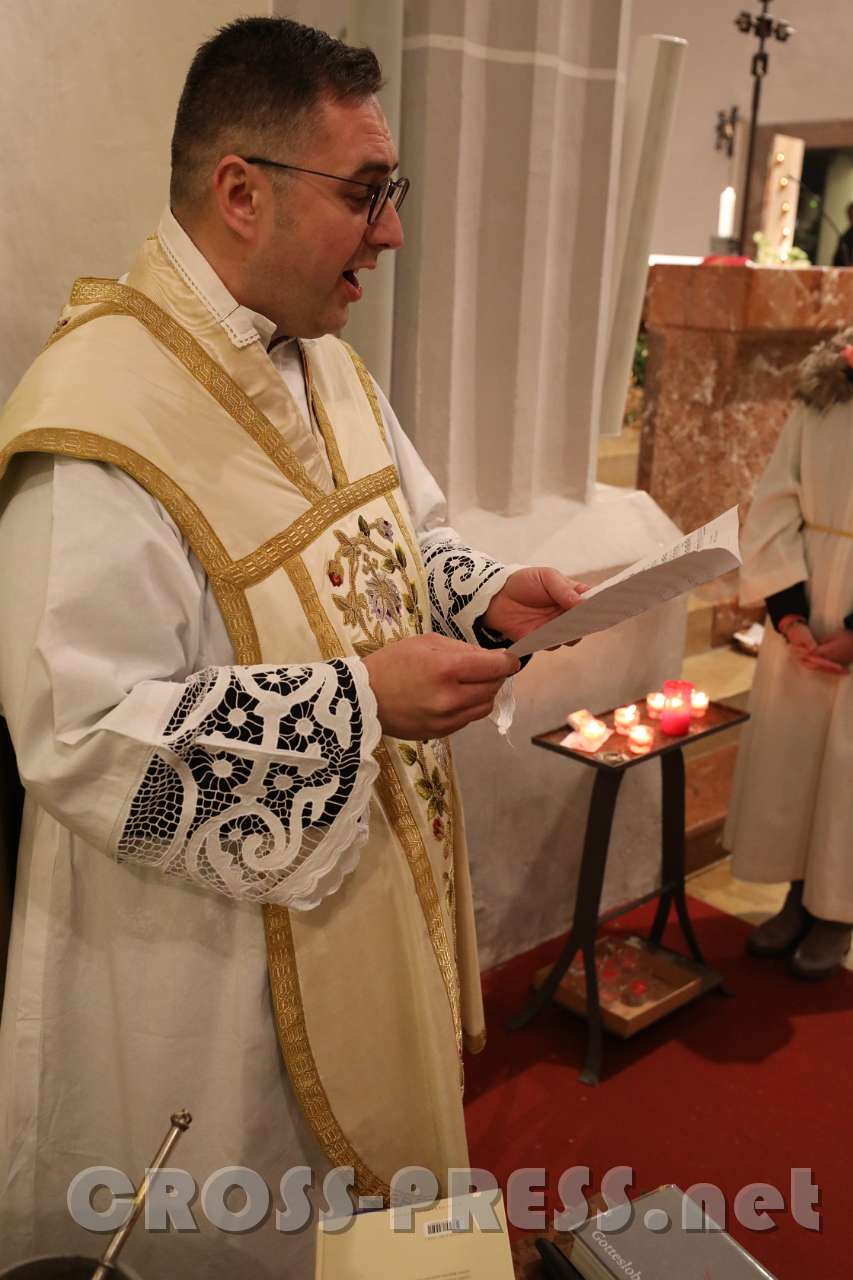 2017.12.25_01.15.24_01.JPG - Pfr. Vidović singt das englische Weihnachtslied "O Holy Night".