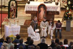 FirmlingsVorstellung am Barmherzigkeits-Sonntag Die Firmlinge stellen dar, wie Thomas den auferstandenen Jesus an seinen Wundmalen erkennt.