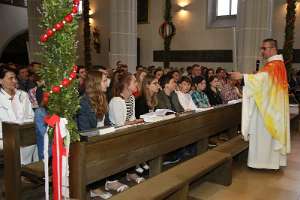 KatechumenenMesse für Firmlinge Pfarrer Nikolaus fragt die Firmlinge ...