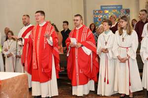 Firmung 2019 in Haag Bischofsvikar Gerhard Reitzinger eröffnet den Gottesdienst.