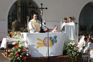 Frohnleichnam 2019 in Haag Pfarrer Vidović beginnt mit Gottesdienst.