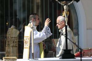 Frohnleichnam 2019 in Haag Pfr. Vidović segnet den Diakon vor den Evangelium.