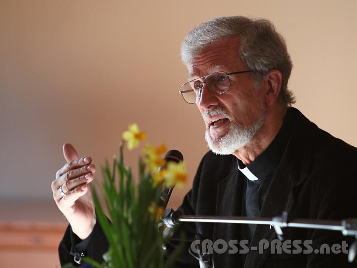 2011.04.02_16.23.28.jpg - Eine Legende der christlichen Psychotherapie:  P.Jörg Müller beim Vortrag.