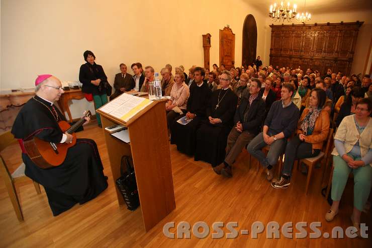 2013.05.03_20.11.16.jpg - Vor Beginn seines Vortrags im Wintersaal zur Einstimmung noch ein gesungenes Gebet aus der Ostkirche zum Heiligen Geist, begleitet mit Gitarre.