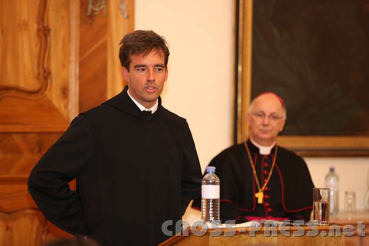 2013.05.03_21.00.31.jpg - Pater Bernhard kennt Bischof Marian schon vom gemeinsamen Studium in Salzburg und lud ihn in "sein" Kloster ein.