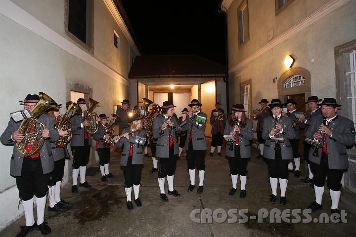 2012.10.13_22.06.39.jpg - Die Krenstettner Trachtenmusikkapelle im Pfarrhof.