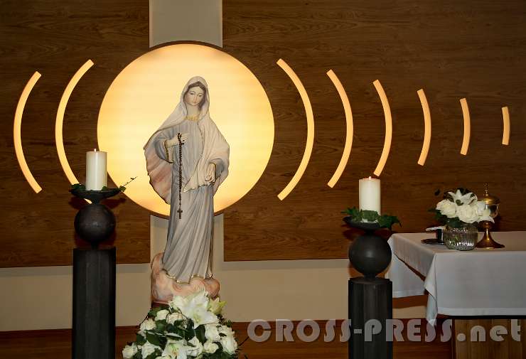 2016.10.28_19.13.36_r.JPG - Die Marienstatue strahlt im Rudolfsaal der "Trauerhilfe Beer" in Neuhofen an der Ybbs.