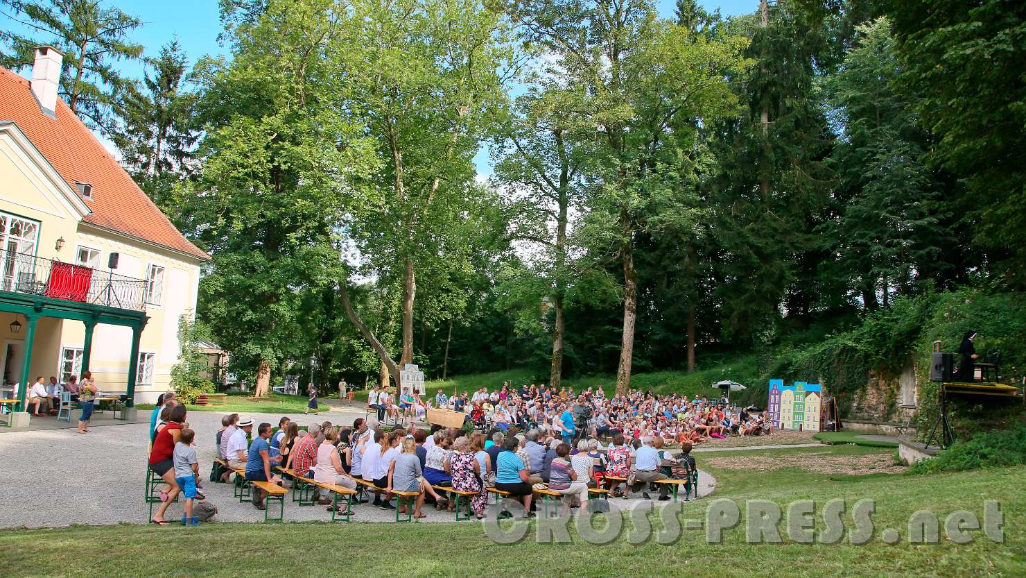 2017.07.29_16.59.04_c.jpg - Im herrlichen Ambiente des Schlossparks von Haagberg fand die Aufführung statt. Rechts die Grotte.