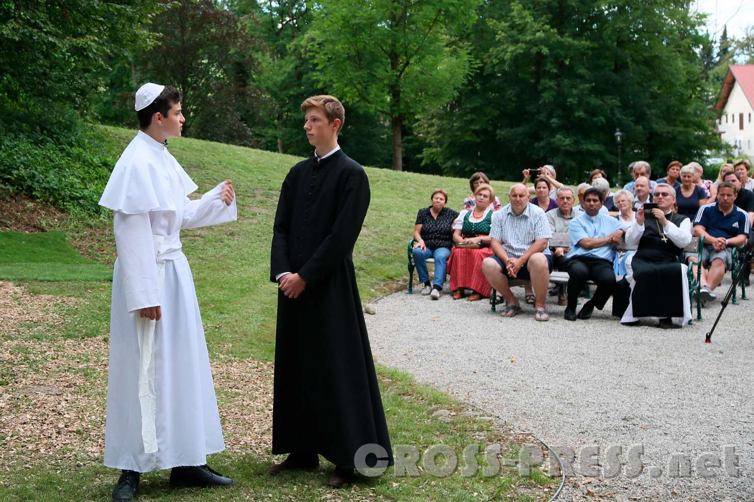 2017.07.29_18.21.47_c.jpg - Josef Ertl als Papst Johannes Paul II. mit seinem Sekretär Stanisław Dziwisz, gespielt von Pierre Neviaski. Rechts hinten Abt Maximilian Heim.