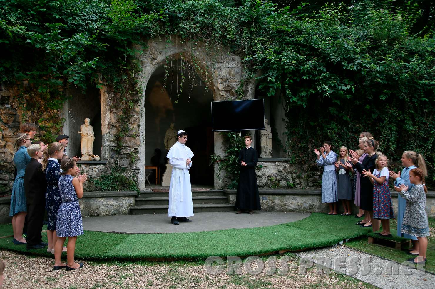 2017.07.29_18.26.18.jpg - Josef Ertl als Papst Johannes Paul II. mit seinem Sekretär Stanisław Dziwisz, gespielt von Pierre Neviaski, umringt von Gläubigen.