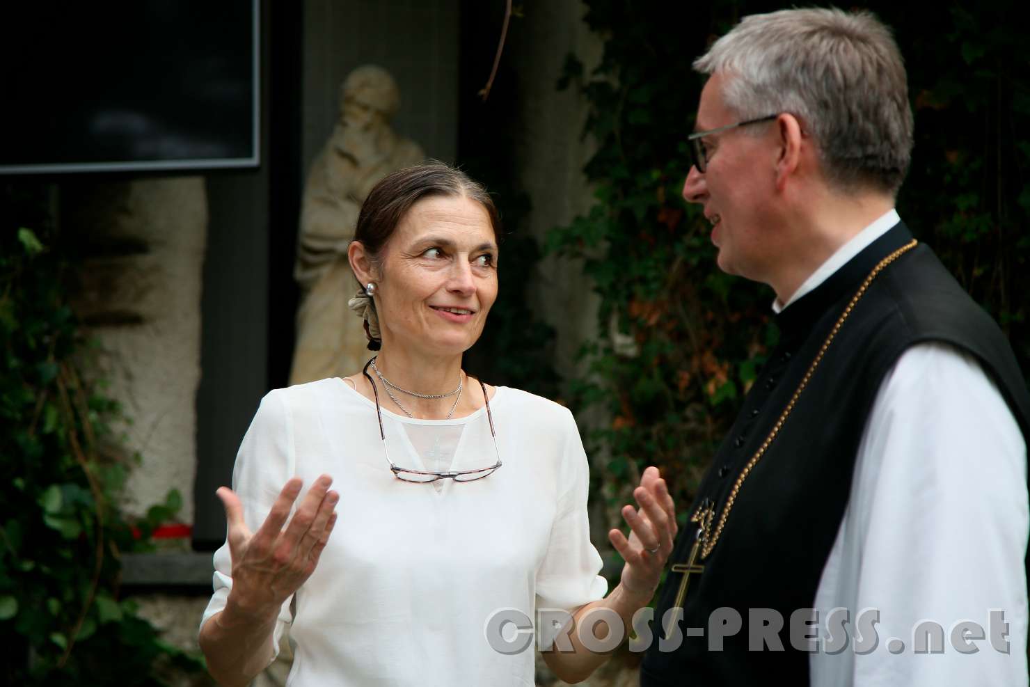 2017.07.29_19.17.08.jpg - Evelyn Ertl-Egger (Skript und Regie) mit Abt Maximilian Heim aus dem Stift Heiligenkreuz.