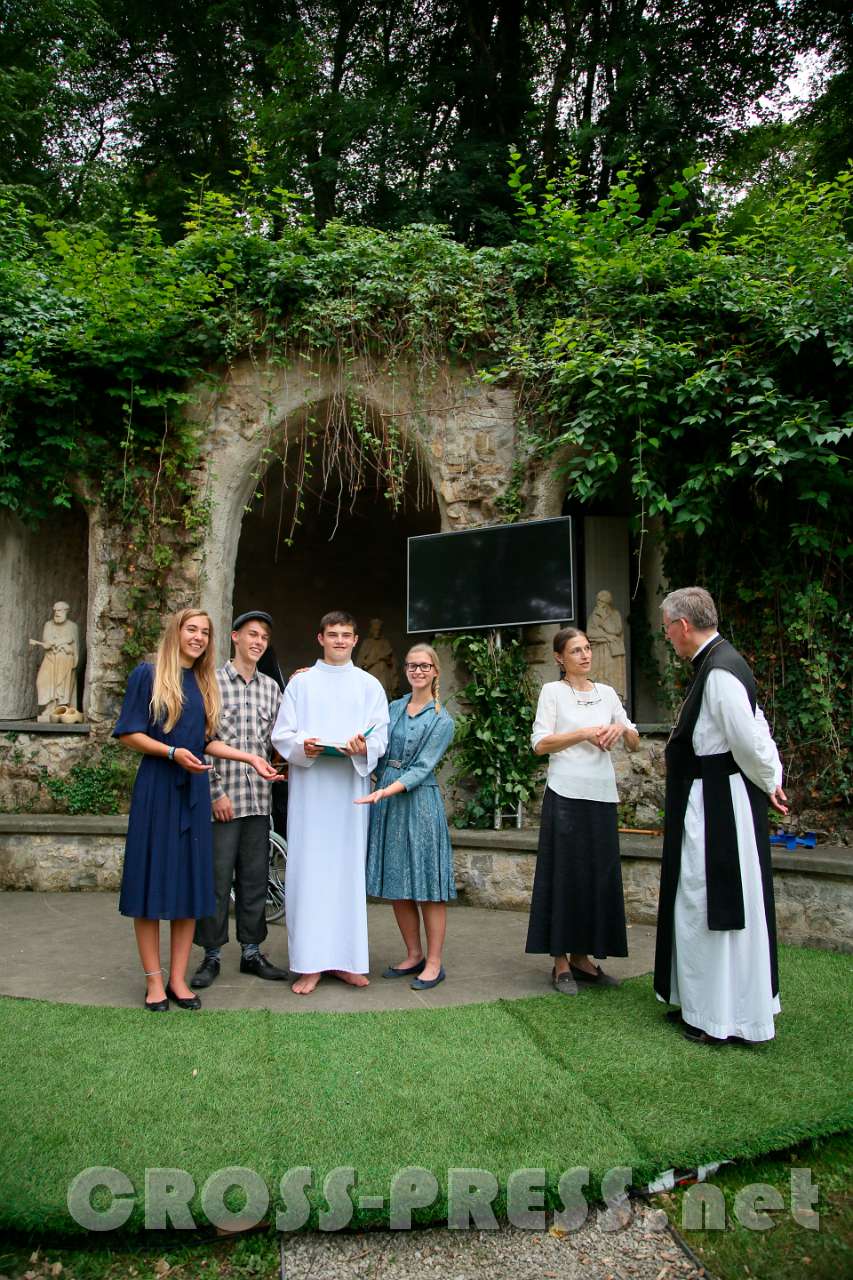 2017.07.29_19.18.13.jpg - Die vier Hauptdarsteller mit Frau Dr. Evelyn Ertl-Egger (Skript und Regie) und Abt Maximilian Heim aus dem Stift Heiligenkreuz.