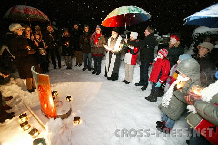 2009.01.28_18.15.20.jpg - Vor ungefhr einem Jahr entstand im Arbeitskreis "Mosaik Familie" der Pfarre Seitenstetten die Idee, eine Gedenksttte fr zu frh und totgeborene Kinder zu errichten. Im Zuge des Projektes ?Leben erleben? ? eine Ausstellung von "aktion leben" im Bildungshaus, wurde berlegt, die Erffnung und Segnung in das Begleitprogramm aufzunehmen..